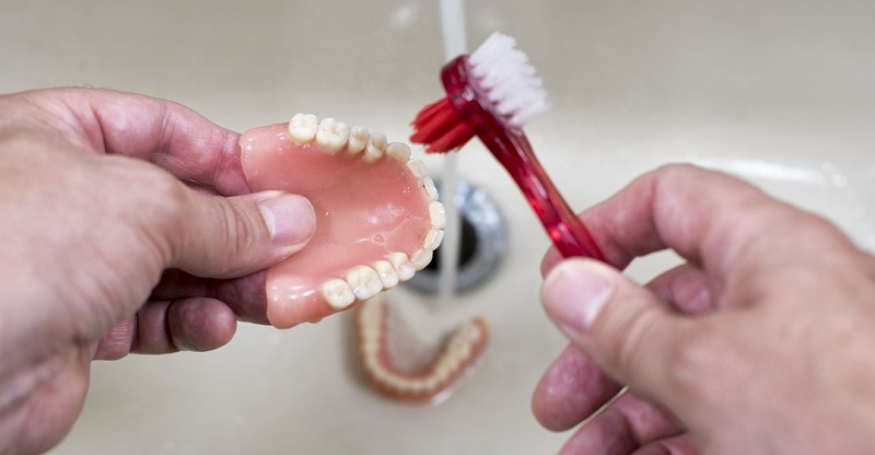 mycie protezy zębowej